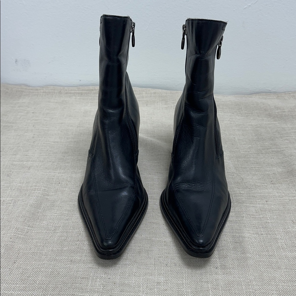 Harley Davidson black boots.
Very pretty and comfy